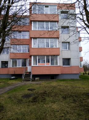 Parduodamas dviejų kambarių butas Akmenėje, renovuotame name-0