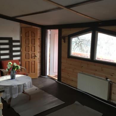 IŠNUOMOJAMAS NAUJAI ĮRENGTAS 3 KAMBARIŲ BUTAS (PUSE NAMO) NUO BALANDŽIO MĖNESIO 3 DIENOS - PRIE 3 LIGONINĖS VANAGŲ G. - TVARKINGAI PORAI, ŠEIMAI (GALI BŪTI SU VAIKAIS).-0