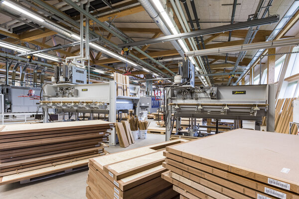 Türpressen mit Türrohlingen, alle Aussen- und Spezialtüren werden in der manuellen Rohlingfertigung hergestellt. | © RIWAG Türen AG