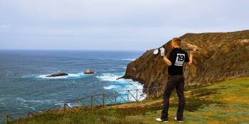 Geniet van het uitzicht, maar bewaar afstand. Een duik in het water overleef je niet.