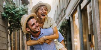 Unieke Dates in Amsterdam-Noord: Een vrolijk koppel op date - RonReizen