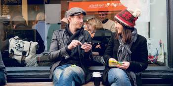 Top 10 vakantiebestemmingen enquête: vakantiegangers genieten van een kopje koffie