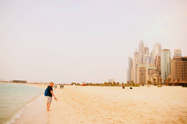 Strand met skyline in Dubai