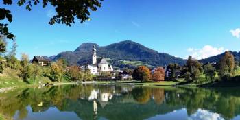 Reitersee in Reith im Alpbach Tirol. Een lekker zwemmeer midden in het dorp. Kerk en berg op de achtergrond.