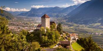Kasteel op heuveltop met rondom zicht op dal in Zuid-Tirol. Het kasteel staat in Bolzano Zuid-Tirol vakantieregio