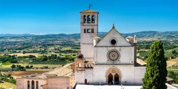 Sint Franciscus Basiliek in Assisi met uitzicht op het Arnodal