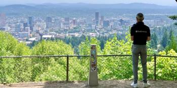 Uitzicht over de stad Portland Oregon vanuit de tuin van Pittock Mansion.