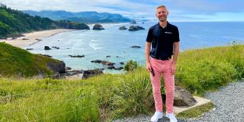 Blogger Raymond bij Ecola State Park. Op achtergrond de prachtige kustlijn van Pacific North West Oregon. Cannon Beach Ecola State Park.