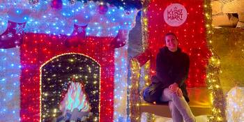 Op de troon van de kerstman in de Gemeentegrot van kerststad Valkenburg - RonReizen