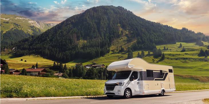 Camper onderweg op vakantie