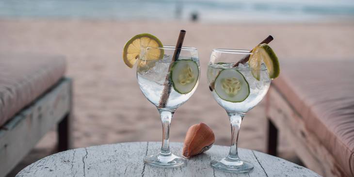 RonReizen: twee gin-tonics op het strand
