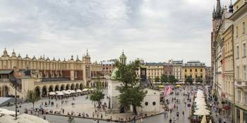Zicht op de grote markt, het centrale plein van het oude centrum van Krakau.