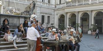 Straatartiesten vind je dagelijks op Piazza Santa Maria.