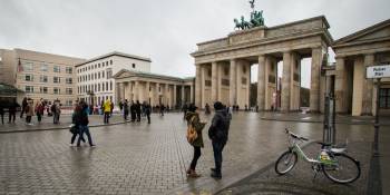 De Brandenburger Tor ligt dichtbij Unter Den Linden.