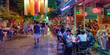 De gezellige straat voor de deur van Rambuttri Village