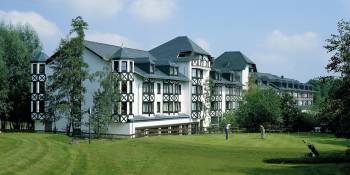 Land en Golfhotel Stromberg in de groene heuvels