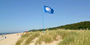 Blauwe vlag voor schoon strand