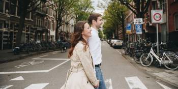 Stel wandeling door Amsterdam