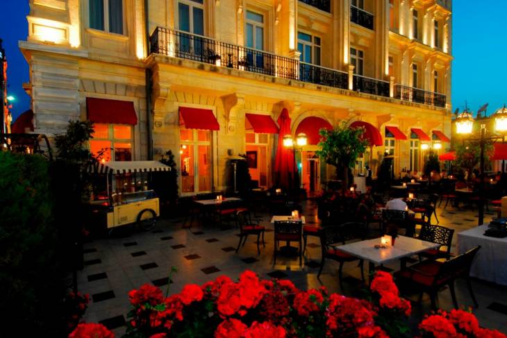 Sfeervol terras Pera Palace.