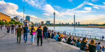 De Rijntoren steekt boven Dusseldorf uit - RonReizen