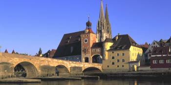 Brug en kathedraal van Regensburg.