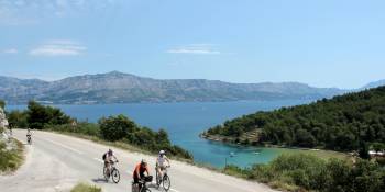 Fietsen langs baaien.