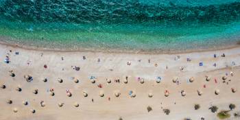 Corona-afstand op strand Griekenland