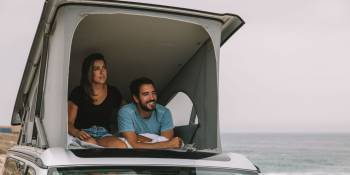 Stelletje in auto