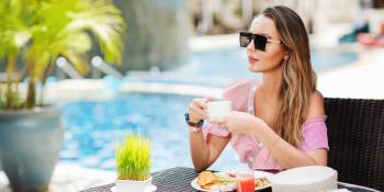 Dame aan het ontbijt bij hotel