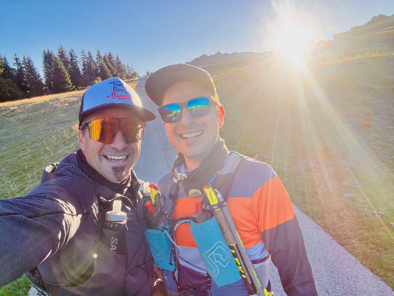 Avec Loïc, on pose avec le soleil qui se lève dans notre dos.