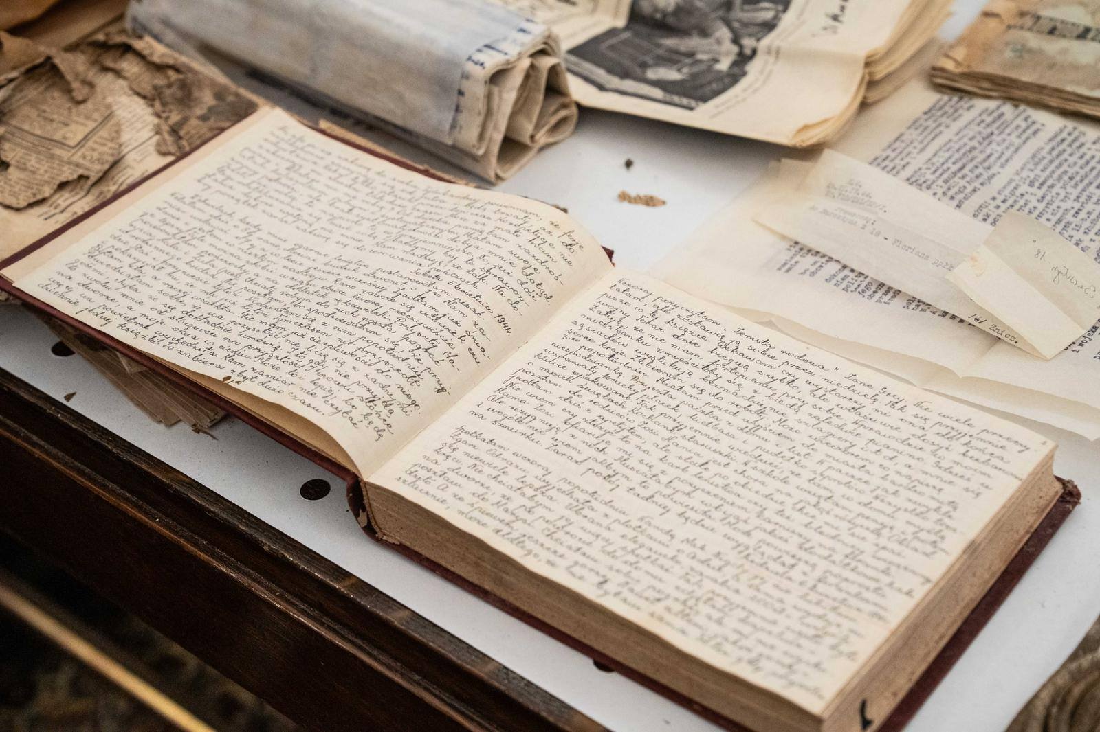 Niezwykłe znalezisko w Warszawie podczas remontu kamienicy (GALERIA)