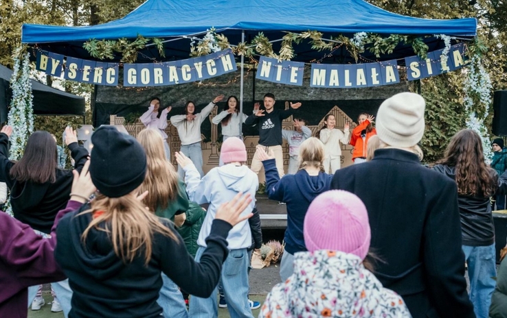 Piknik szkolny "na pół Brazylijskiej" zaniepokoił mieszkańca Saskiej Kępy. "To spotkanie dla osób z problemami słuchu?"