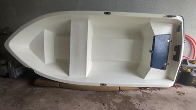 Ruder und Motorboot mit Motor