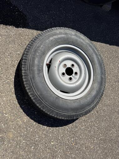 1-4 Gummiwagenreifen  6,40x15 zu verschenken