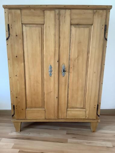 Wunderschner zierlicher alter Schrank halbhoch aus Weichholz