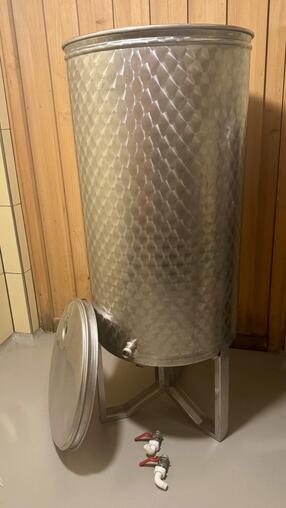 Edelstahlfass 350 Liter (KTM Troxler) mit Schwimmdeckel, Sockel und Ablasshahn