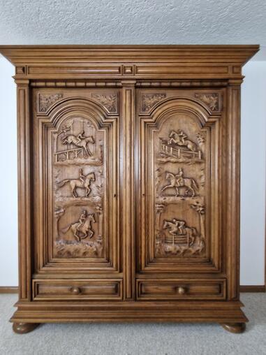 Wohnzimmerschrank Massivholz mit geschnitzten Reitermotiven