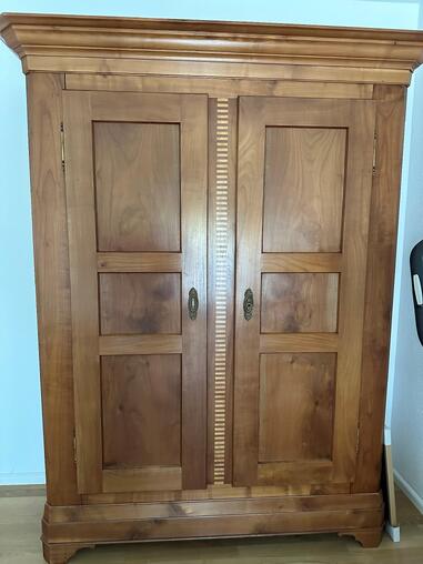 Kirschbaumschrank