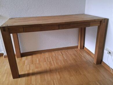 Schreibtisch aus massivem Holz