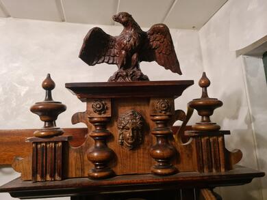 Pendeluhr mit Handgeschnitztes Adler