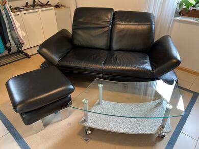 elegantes Ledersofa mit Hocker und Tisch