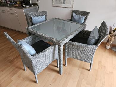 Wohn-Esszimmertisch mit 4 Sthlen