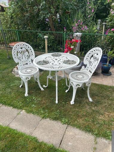 Tisch und zwei Sthle aus