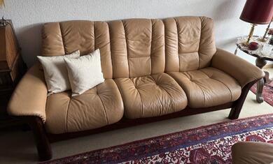 Stressless Sessel und Couch (mit jeweils Ottoman)