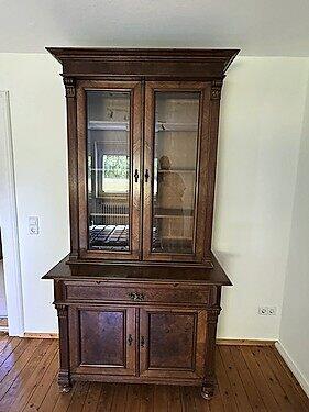 Antiker Nubaumschrank