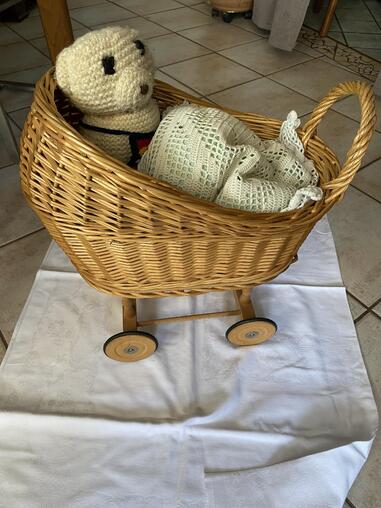 Korb Puppenwagen und Holzschaukelpferd