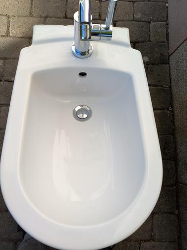 Bidet Keramik wei. Duravit Starck. Mischbatterie Hansgrohe Chrom glnzend