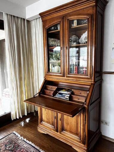 Schreibschrank mit Vitrine