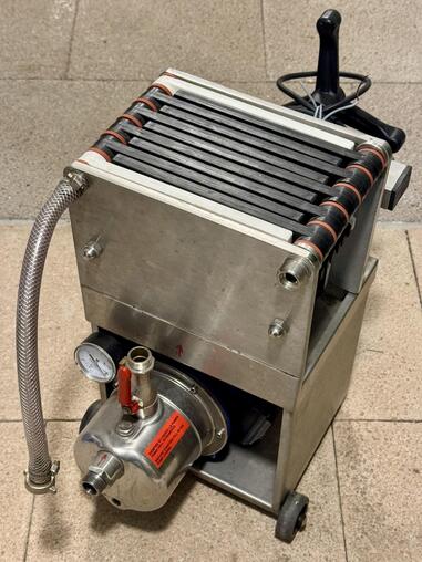 Schichtenfilter fr 10 Schichten mit Pumpe, komplett aus Edelstahl (Weinfilter-Maschine), fahrbar