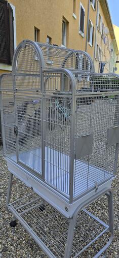 Groer Vogelkfig mit Rollwagen